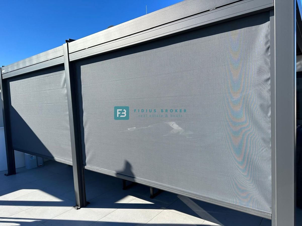 VODICE, nova, opremljena hiša, 2 ločena apartmaja, vrt, strešna terasa, jacuzzi