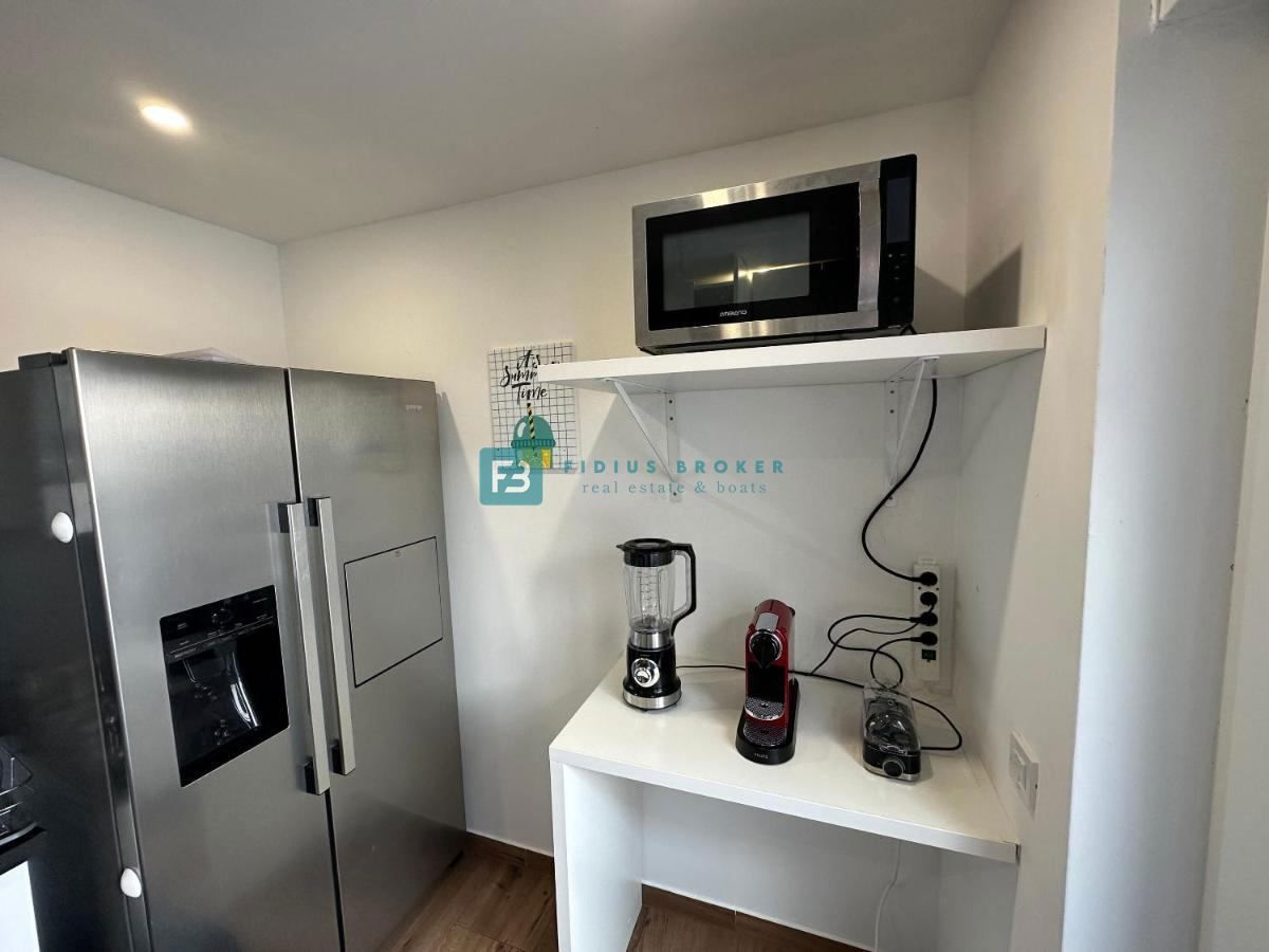 VODICE, nova, opremljena hiša, 2 ločena apartmaja, vrt, strešna terasa, jacuzzi