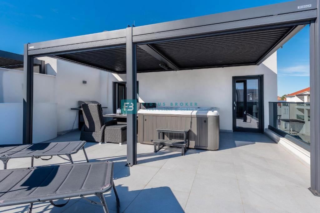 VODICE, nova, opremljena hiša, 2 ločena apartmaja, vrt, strešna terasa, jacuzzi