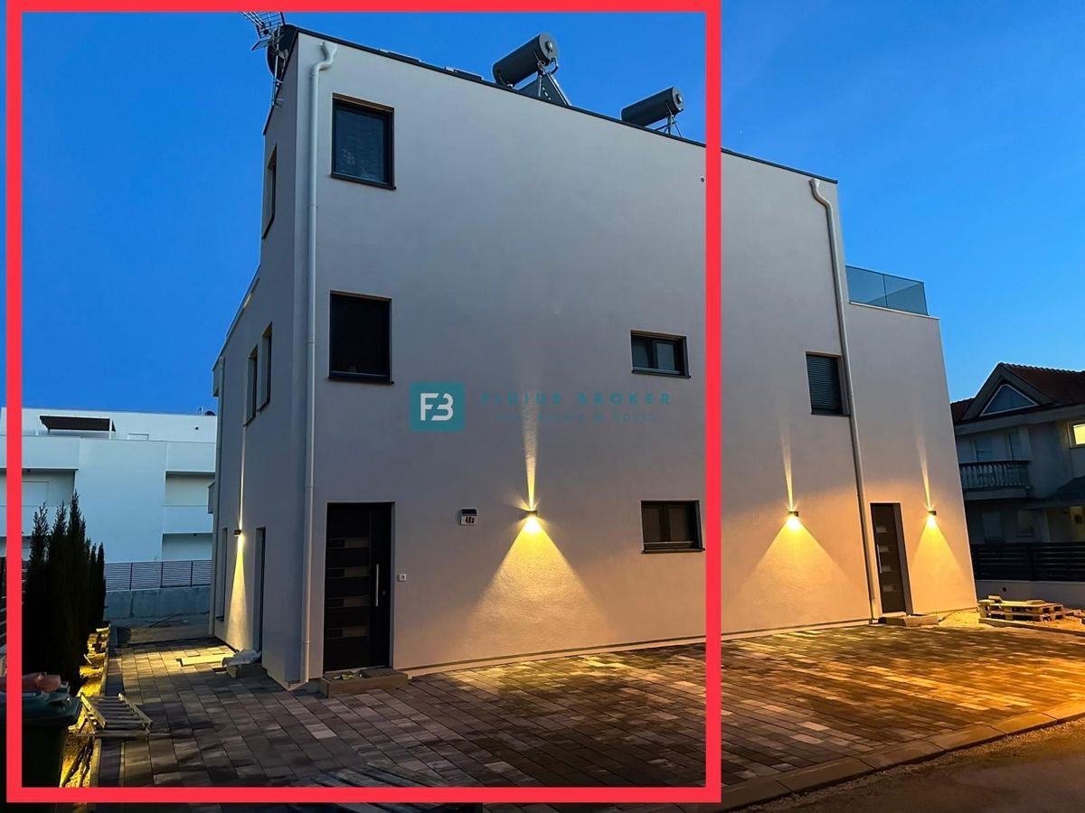 VODICE, nova, opremljena hiša, 2 ločena apartmaja, vrt, strešna terasa, jacuzzi