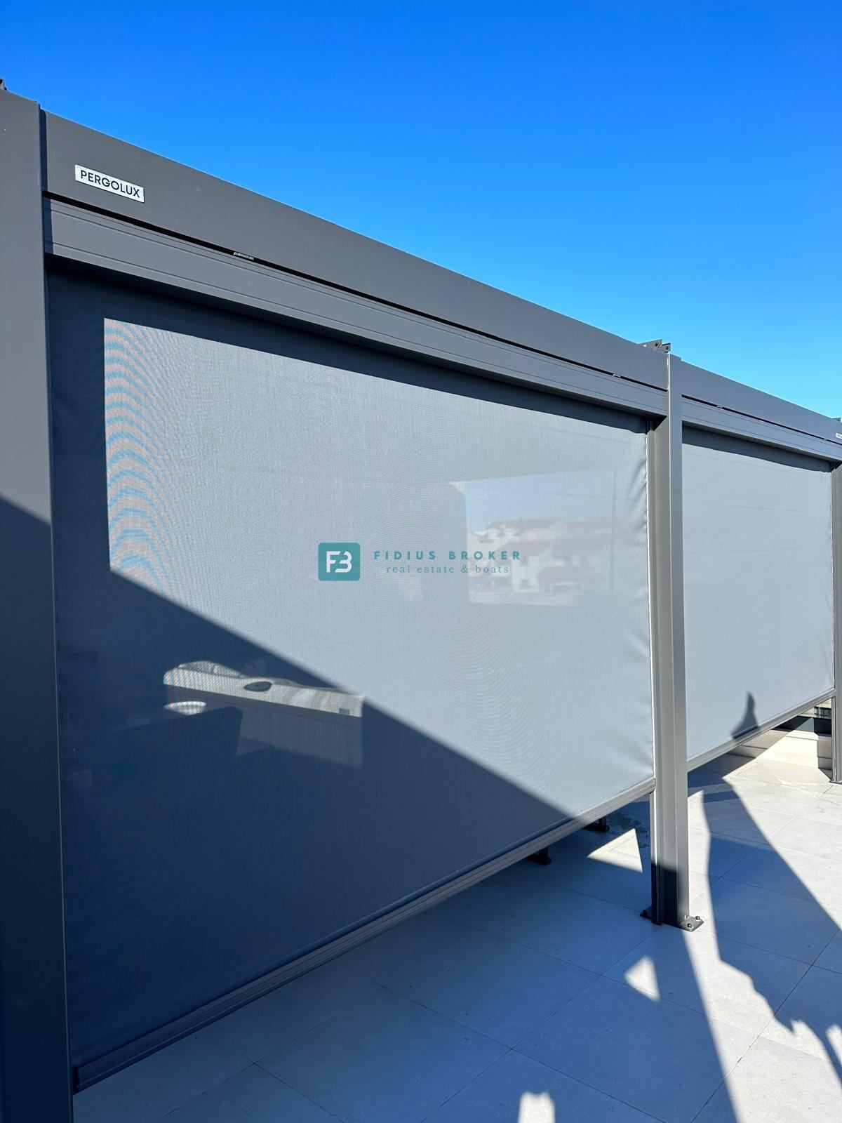 VODICE, nova, opremljena hiša, 2 ločena apartmaja, vrt, strešna terasa, jacuzzi