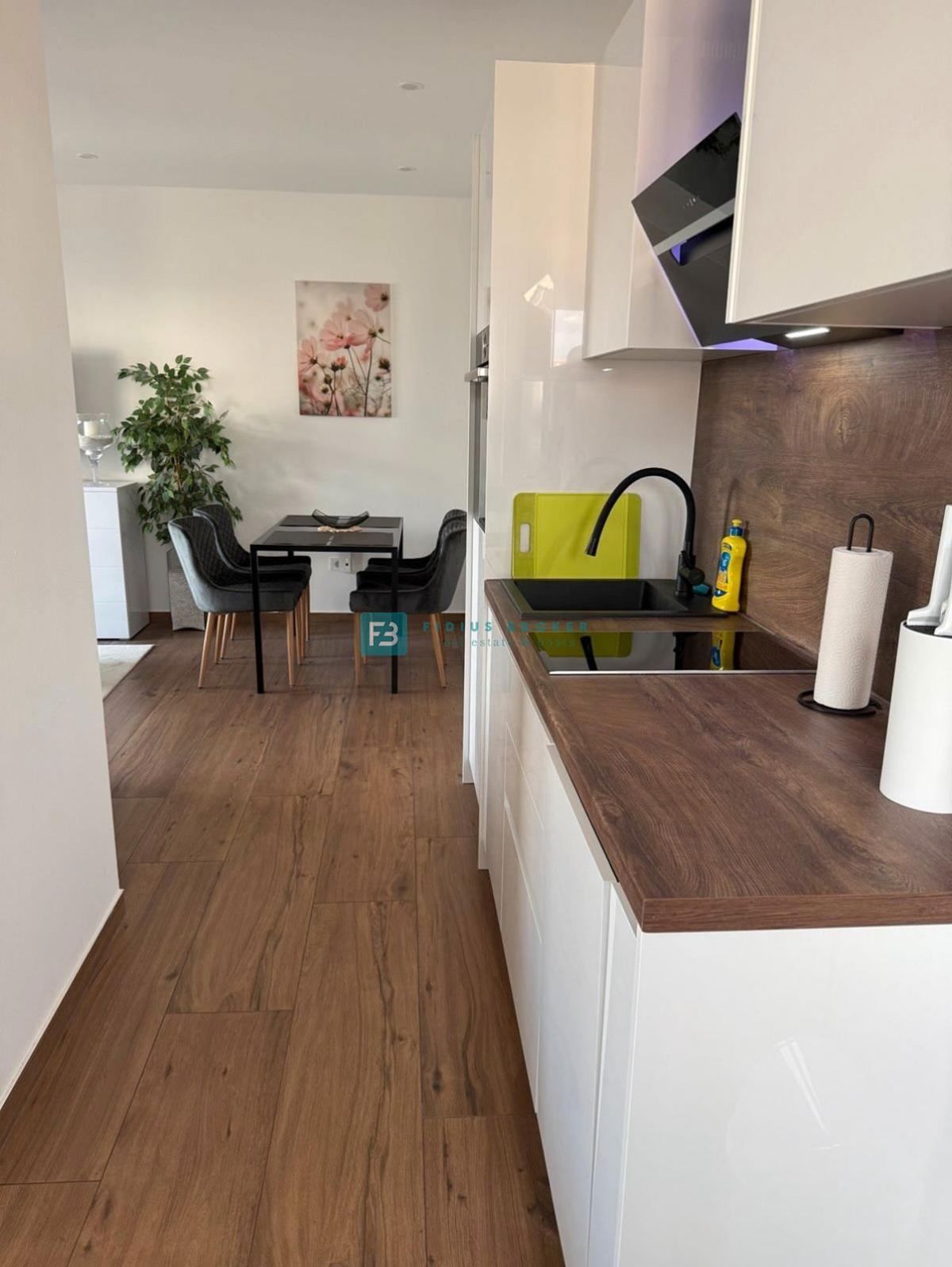 VODICE, nova, opremljena hiša, 2 ločena apartmaja, vrt, strešna terasa, jacuzzi