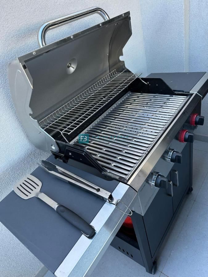 VODICE, nova, opremljena hiša, 2 ločena apartmaja, vrt, strešna terasa, jacuzzi