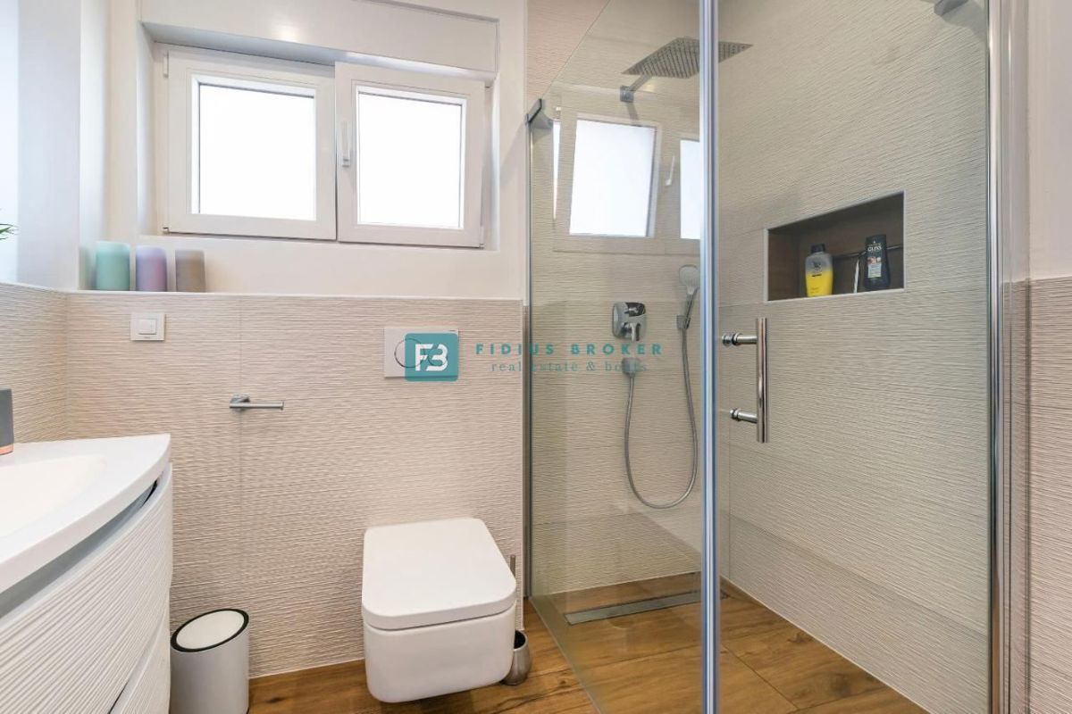 VODICE, nova, opremljena hiša, 2 ločena apartmaja, vrt, strešna terasa, jacuzzi