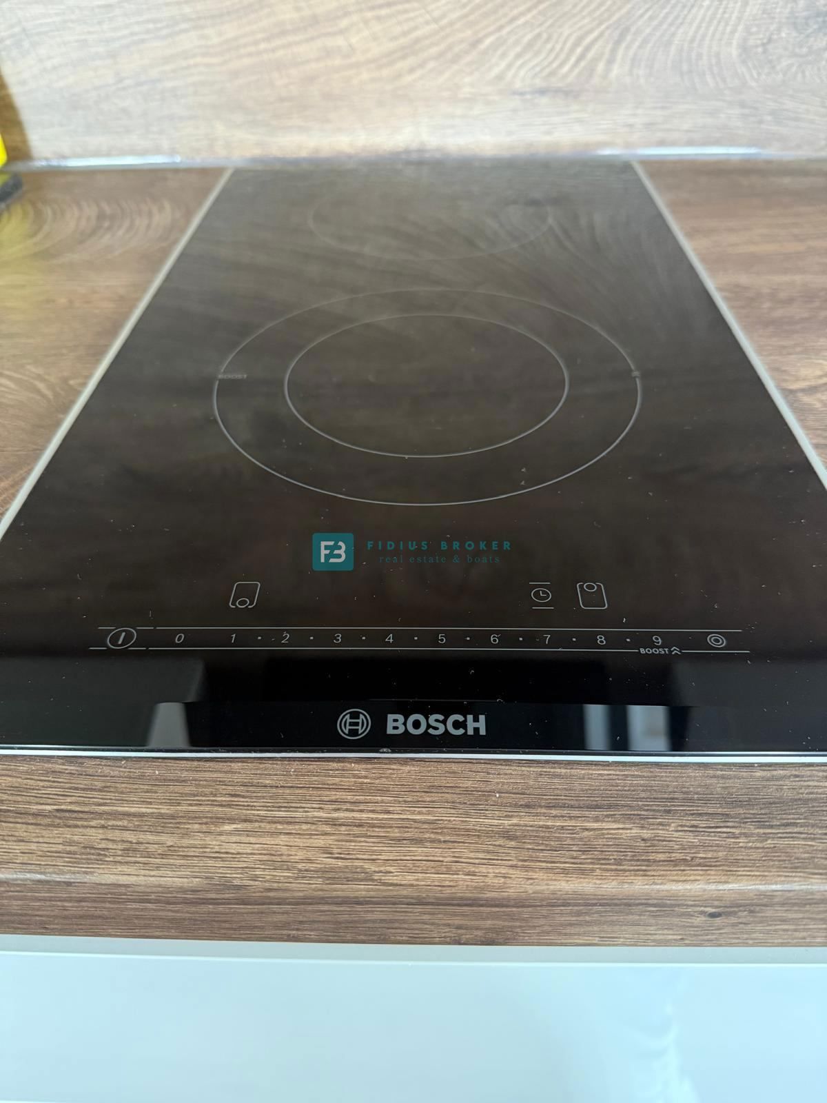 VODICE, nova, opremljena hiša, 2 ločena apartmaja, vrt, strešna terasa, jacuzzi