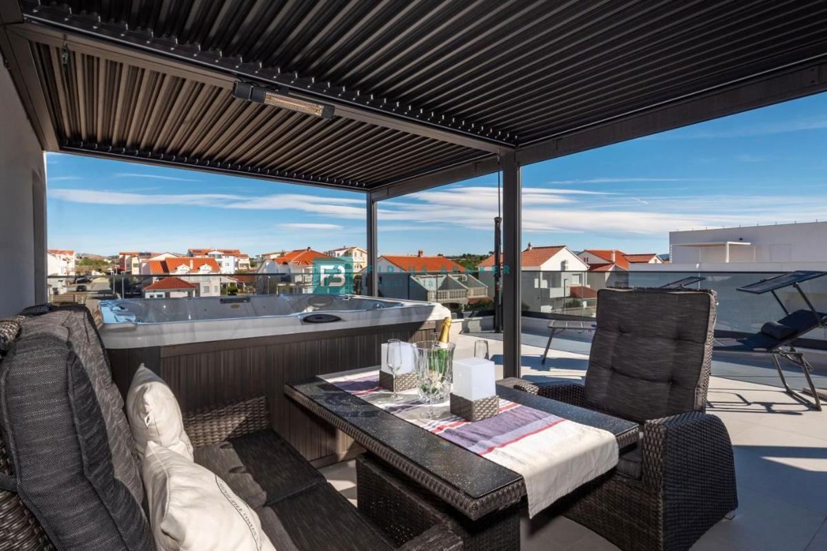 VODICE, nova, opremljena hiša, 2 ločena apartmaja, vrt, strešna terasa, jacuzzi