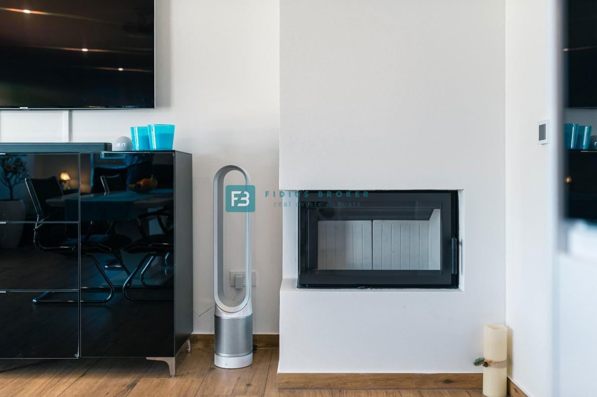 VODICE, nova, opremljena hiša, 2 ločena apartmaja, vrt, strešna terasa, jacuzzi