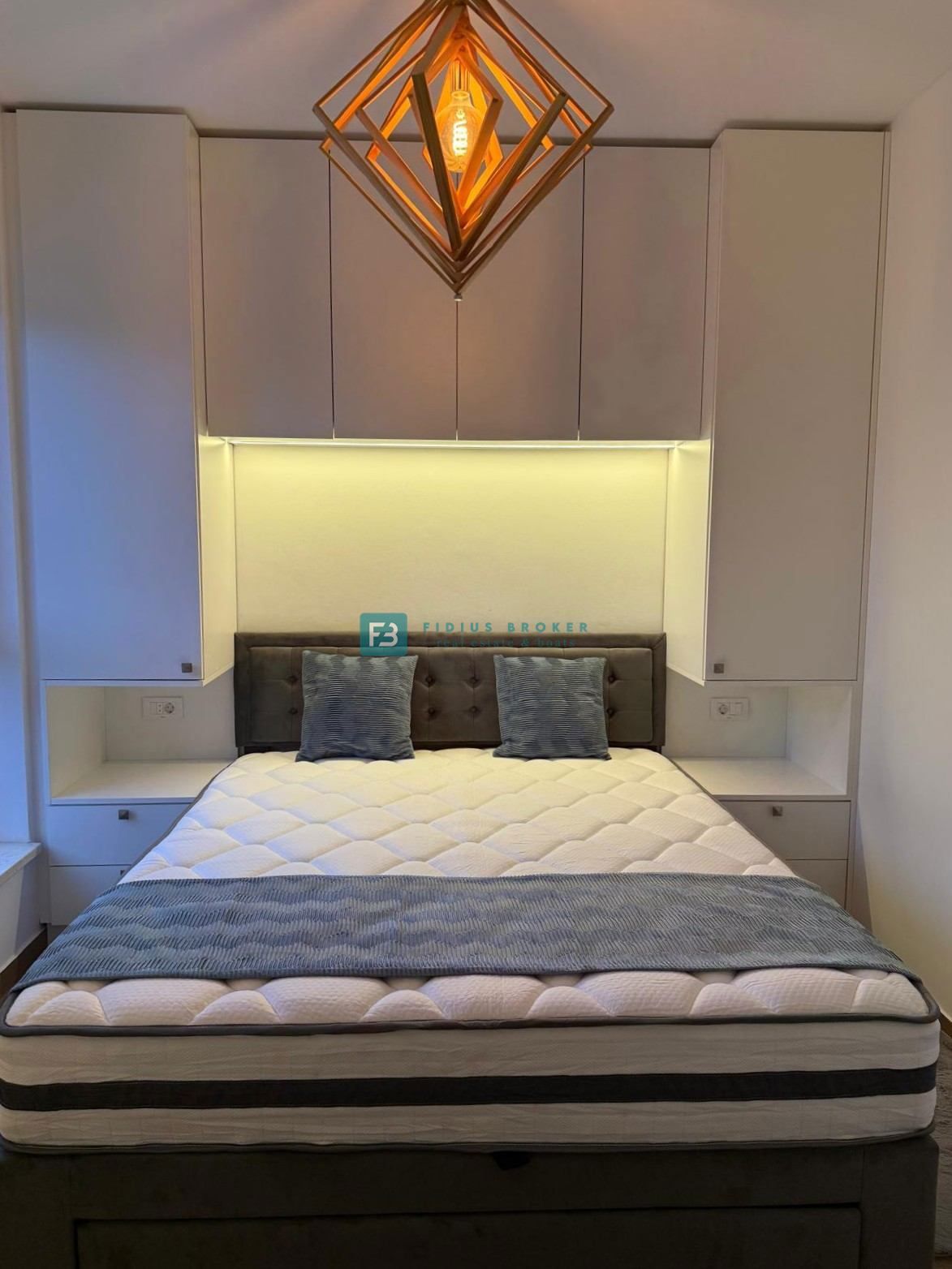 VODICE, nova, opremljena hiša, 2 ločena apartmaja, vrt, strešna terasa, jacuzzi