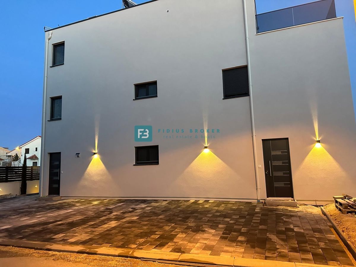 VODICE, nova, opremljena hiša, 2 ločena apartmaja, vrt, strešna terasa, jacuzzi