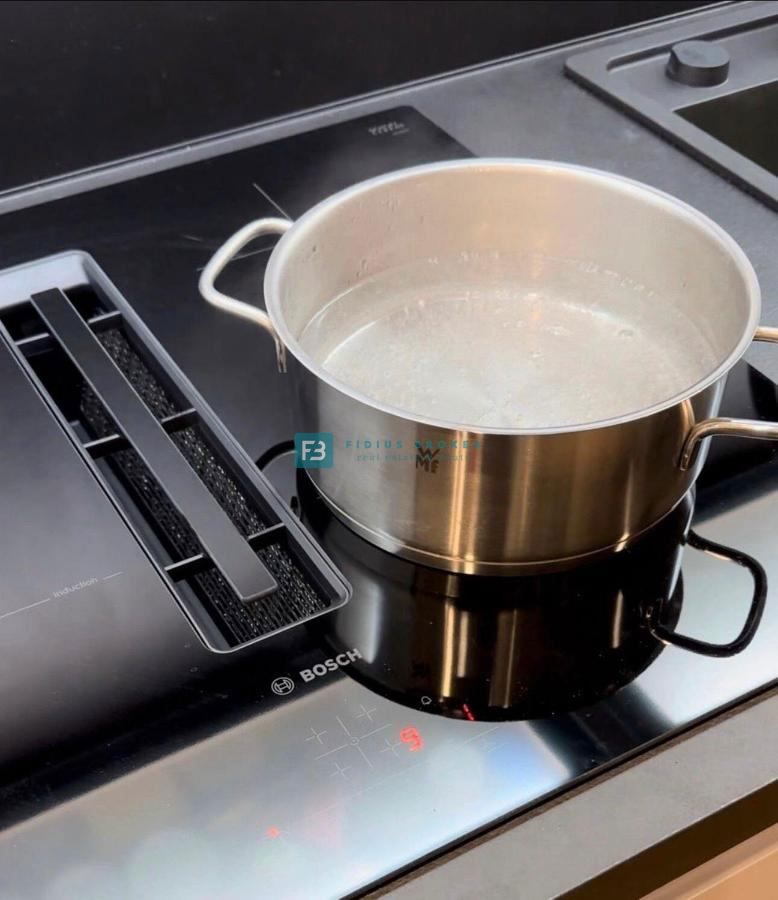 VODICE, nova, opremljena hiša, 2 ločena apartmaja, vrt, strešna terasa, jacuzzi