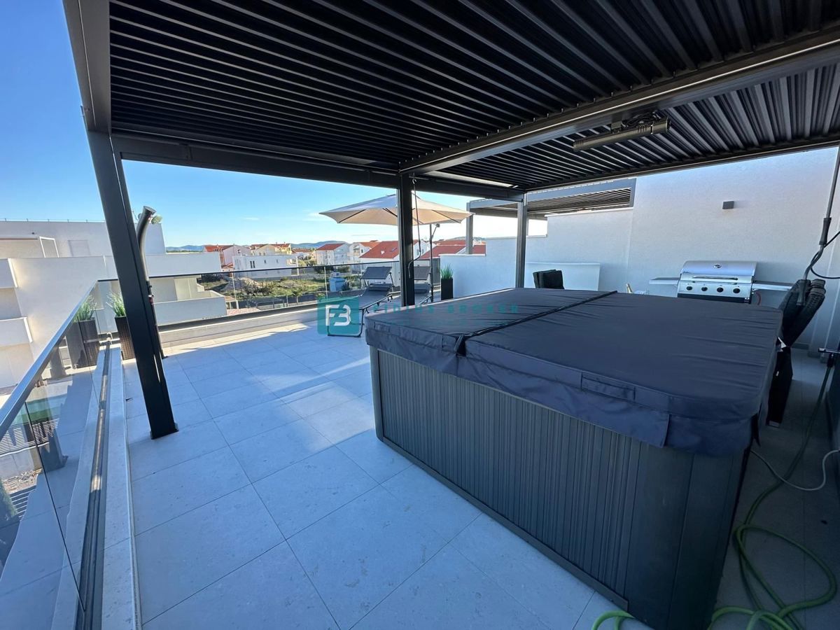 VODICE, nova, opremljena hiša, 2 ločena apartmaja, vrt, strešna terasa, jacuzzi