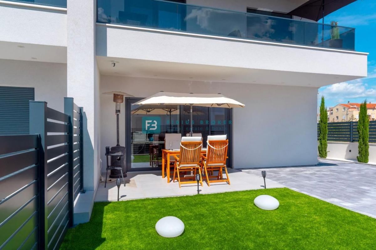 VODICE, nova, opremljena hiša, 2 ločena apartmaja, vrt, strešna terasa, jacuzzi