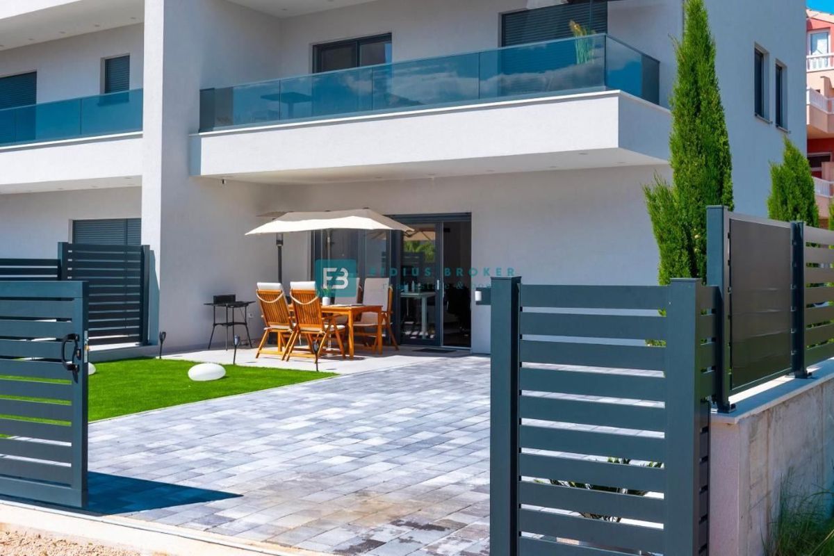 VODICE, nova, opremljena hiša, 2 ločena apartmaja, vrt, strešna terasa, jacuzzi