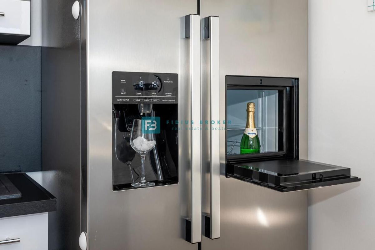 VODICE, nova, opremljena hiša, 2 ločena apartmaja, vrt, strešna terasa, jacuzzi