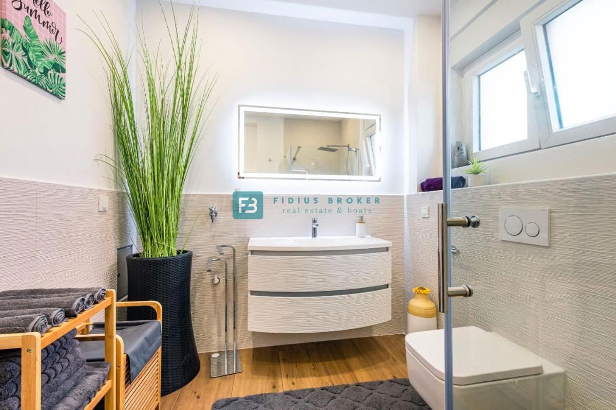 VODICE, nova, opremljena hiša, 2 ločena apartmaja, vrt, strešna terasa, jacuzzi