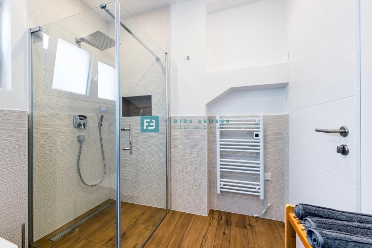 VODICE, nova, opremljena hiša, 2 ločena apartmaja, vrt, strešna terasa, jacuzzi