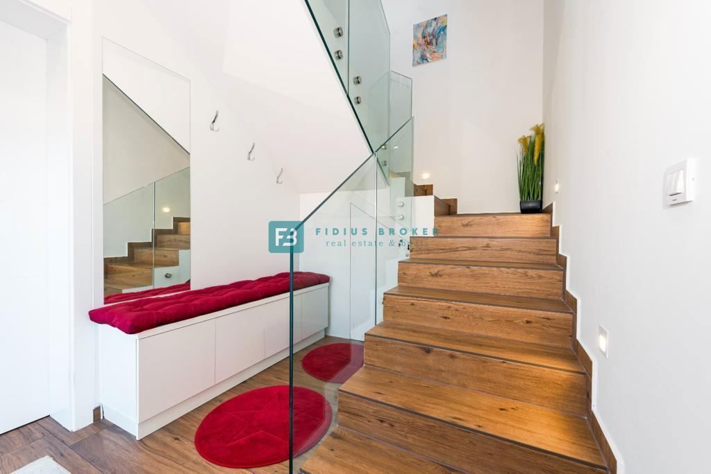 VODICE, nova, opremljena hiša, 2 ločena apartmaja, vrt, strešna terasa, jacuzzi