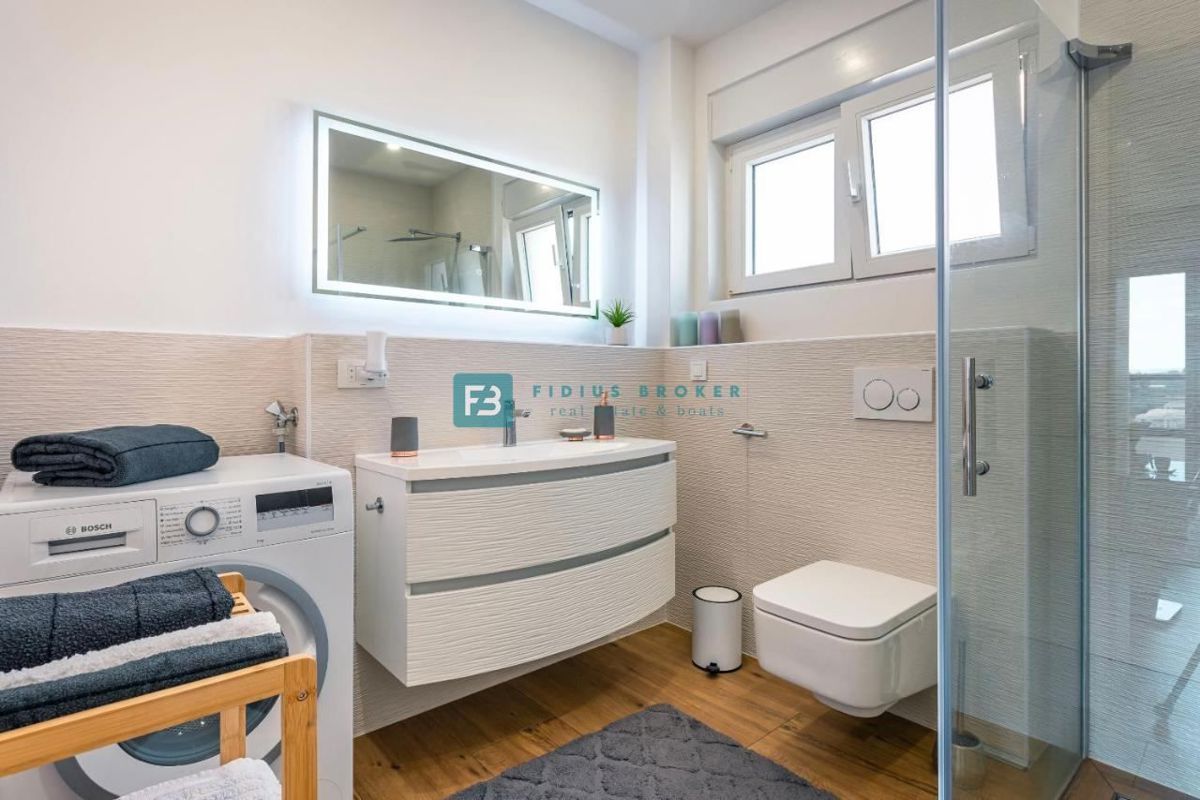 VODICE, nova, opremljena hiša, 2 ločena apartmaja, vrt, strešna terasa, jacuzzi