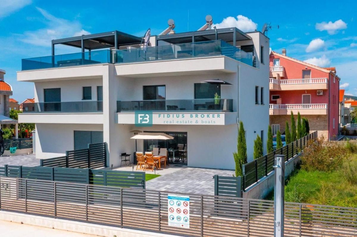 VODICE, nova, opremljena hiša, 2 ločena apartmaja, vrt, strešna terasa, jacuzzi