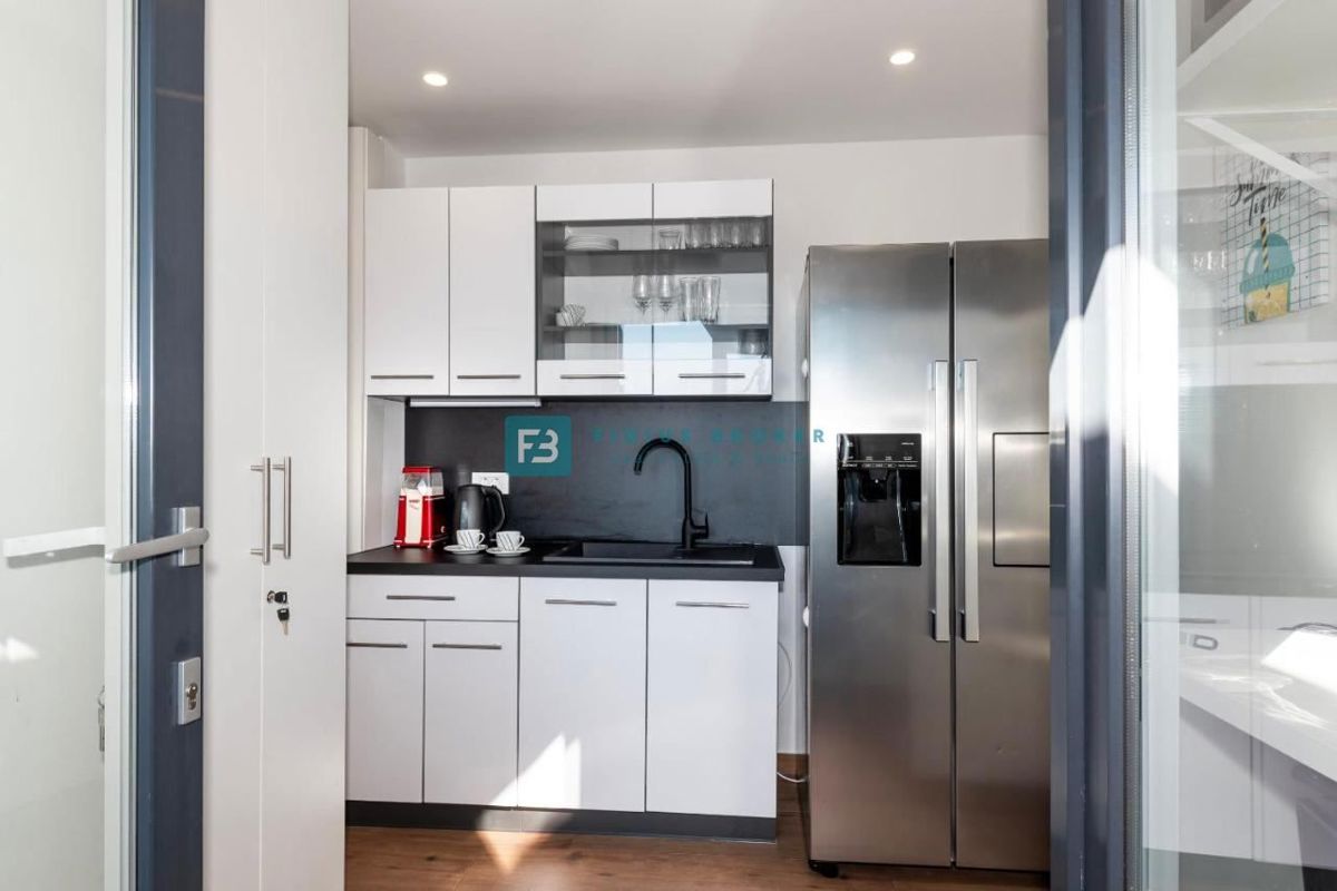 VODICE, nova, opremljena hiša, 2 ločena apartmaja, vrt, strešna terasa, jacuzzi