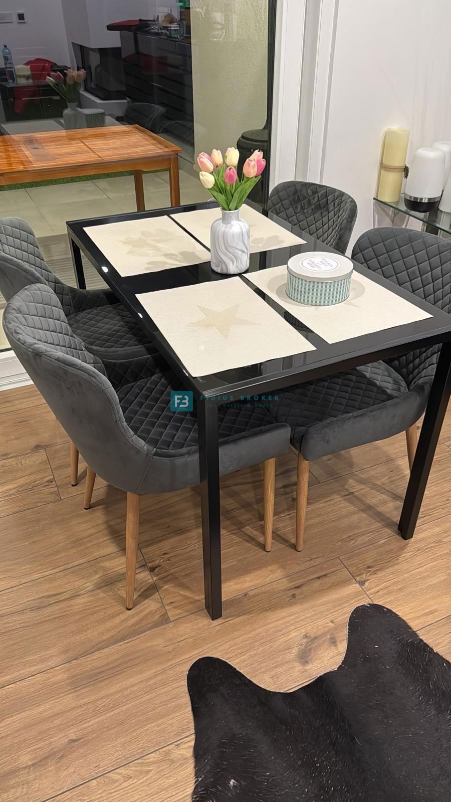 VODICE, nova, opremljena hiša, 2 ločena apartmaja, vrt, strešna terasa, jacuzzi