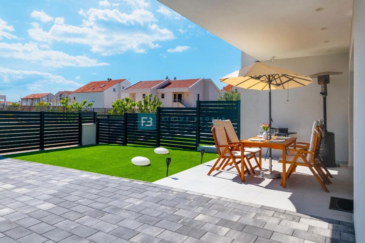 VODICE, nova, opremljena hiša, 2 ločena apartmaja, vrt, strešna terasa, jacuzzi