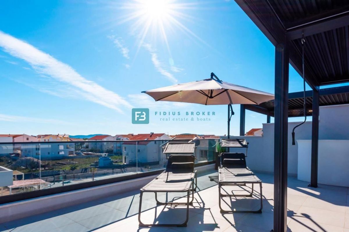 VODICE, nova, opremljena hiša, 2 ločena apartmaja, vrt, strešna terasa, jacuzzi