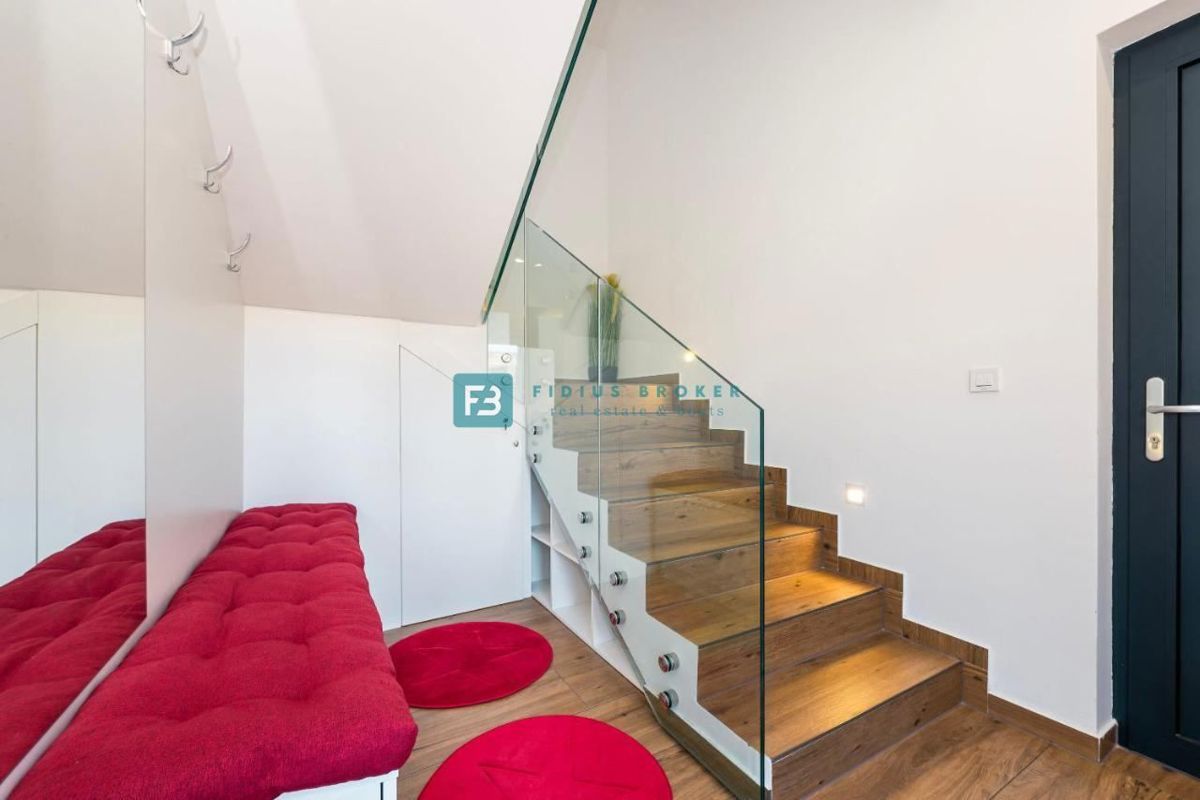 VODICE, nova, opremljena hiša, 2 ločena apartmaja, vrt, strešna terasa, jacuzzi