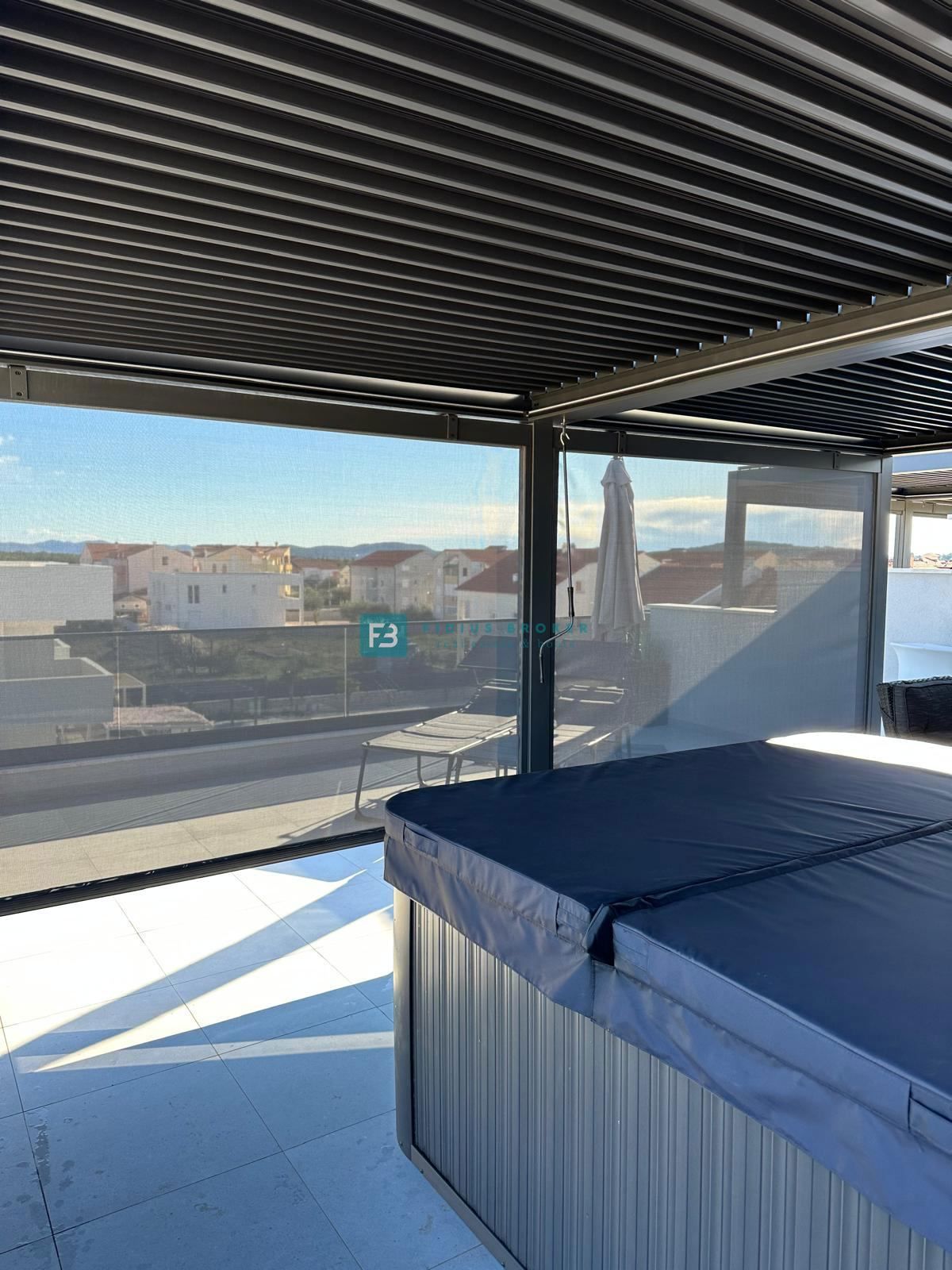 VODICE, nova, opremljena hiša, 2 ločena apartmaja, vrt, strešna terasa, jacuzzi