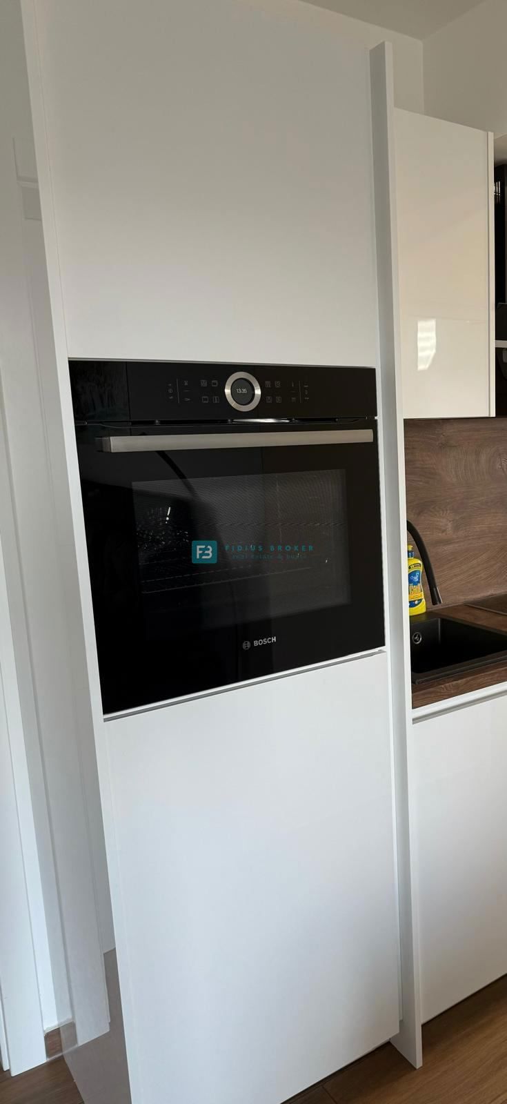 VODICE, nova, opremljena hiša, 2 ločena apartmaja, vrt, strešna terasa, jacuzzi