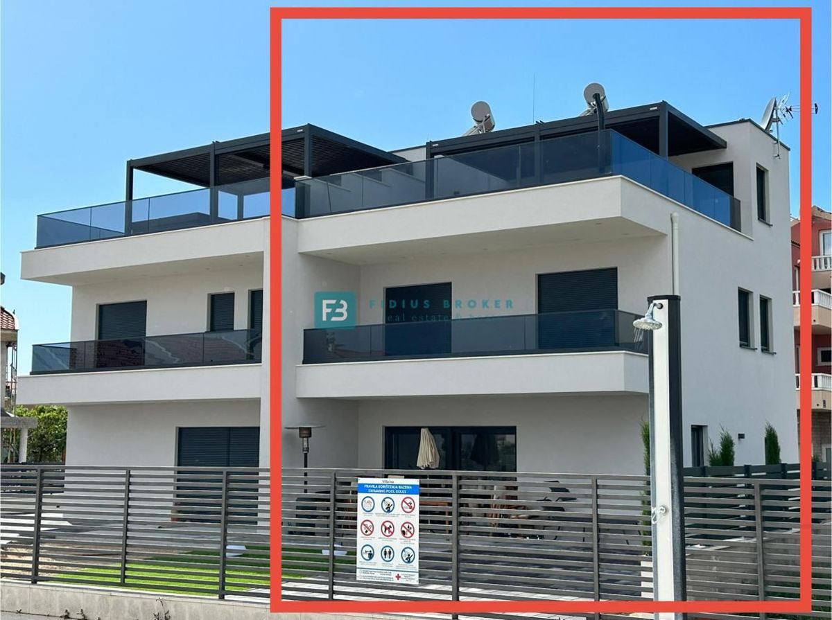 VODICE, nova, opremljena hiša, 2 ločena apartmaja, vrt, strešna terasa, jacuzzi