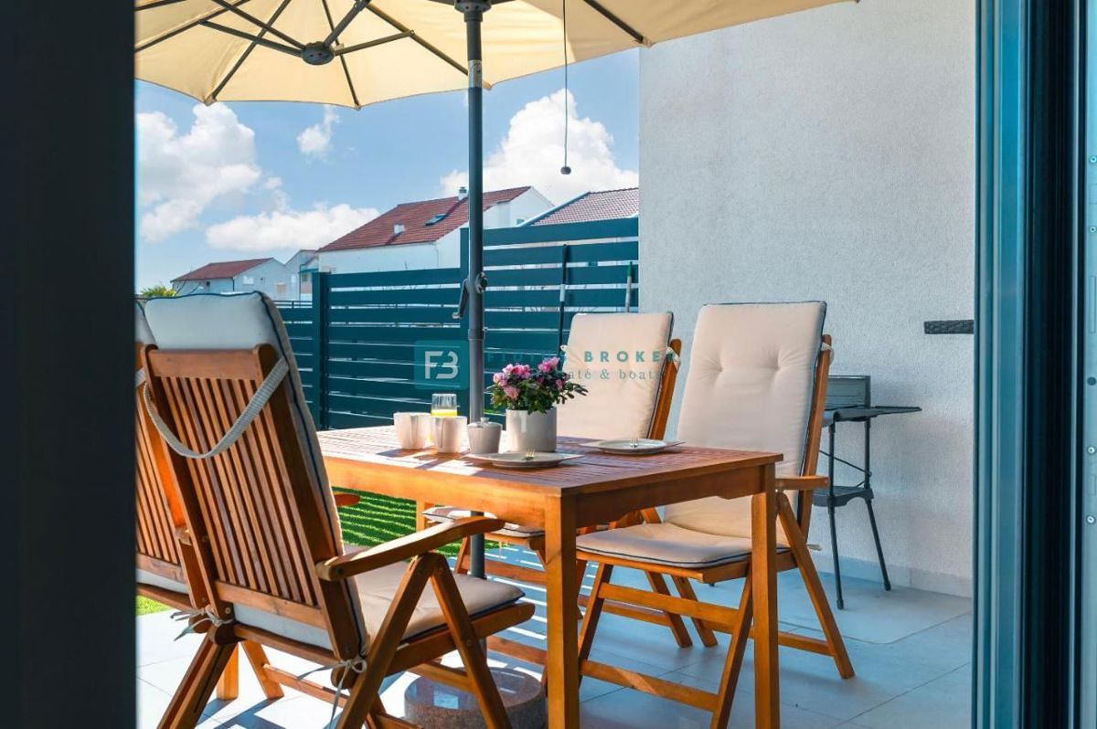 VODICE, nova, opremljena hiša, 2 ločena apartmaja, vrt, strešna terasa, jacuzzi