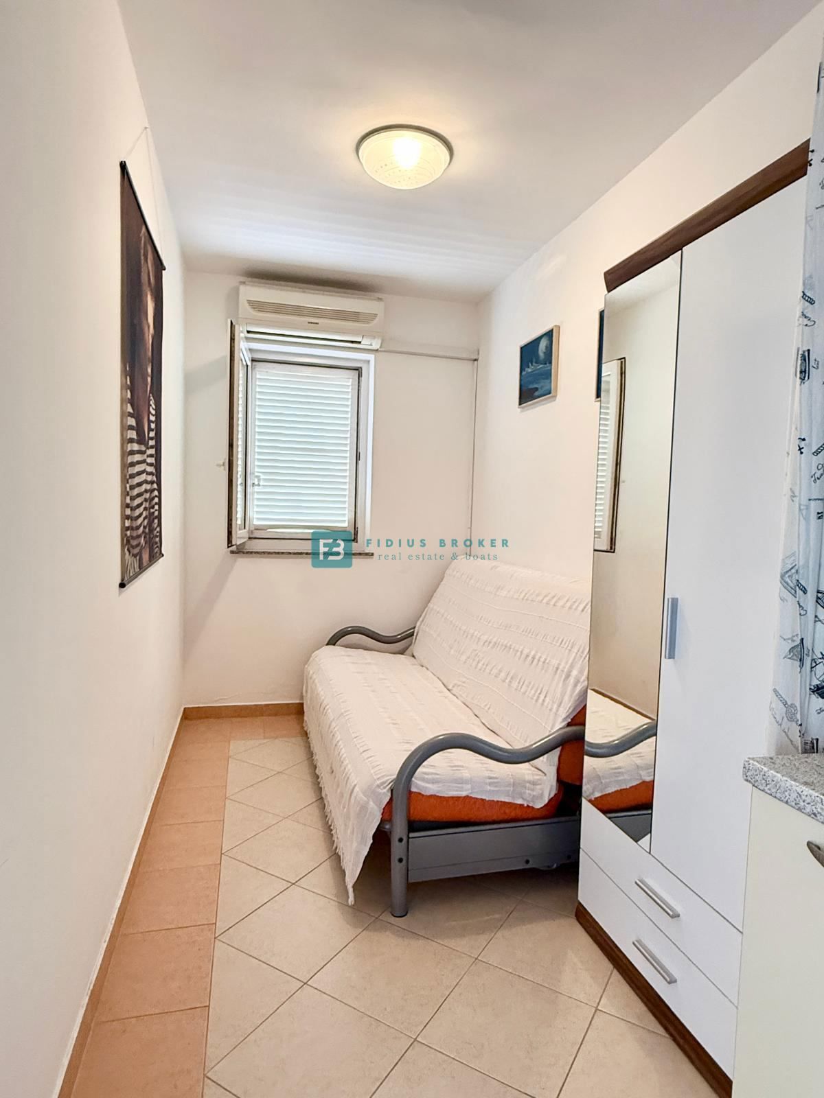 SRIMA, opremljena vrstna hiša, 450 m do plaže, dvorišče