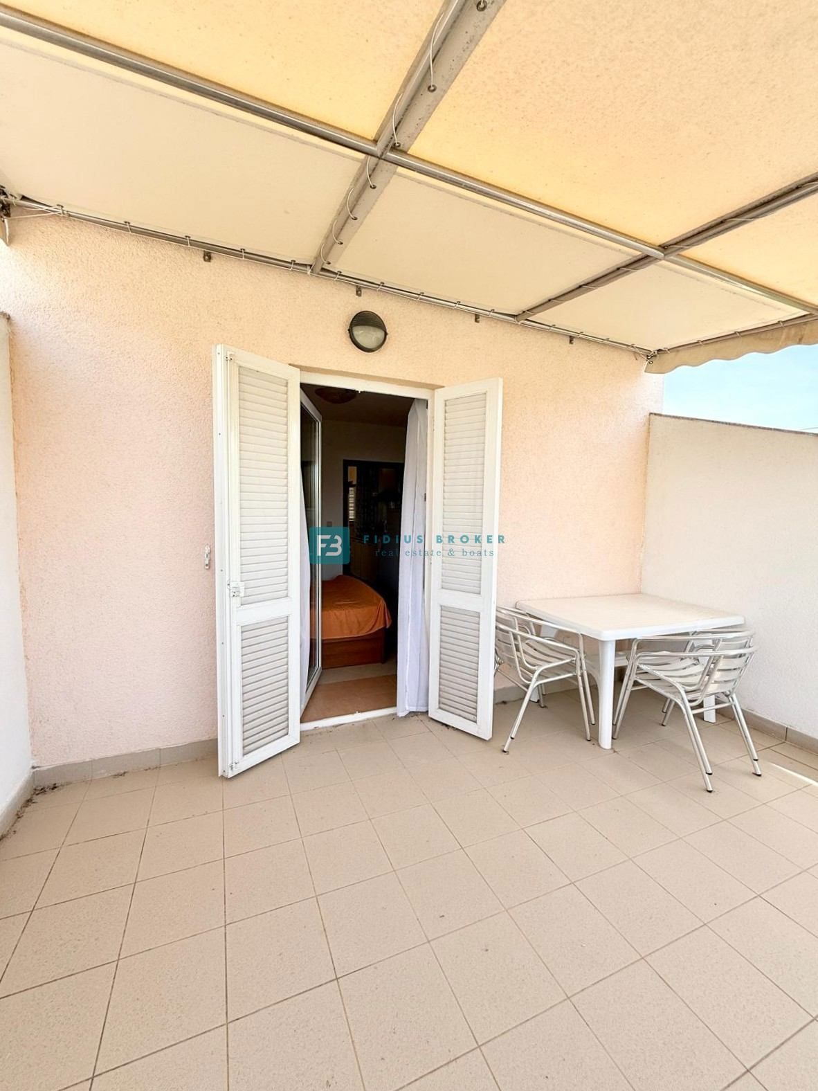 SRIMA, opremljena vrstna hiša, 450 m do plaže, dvorišče