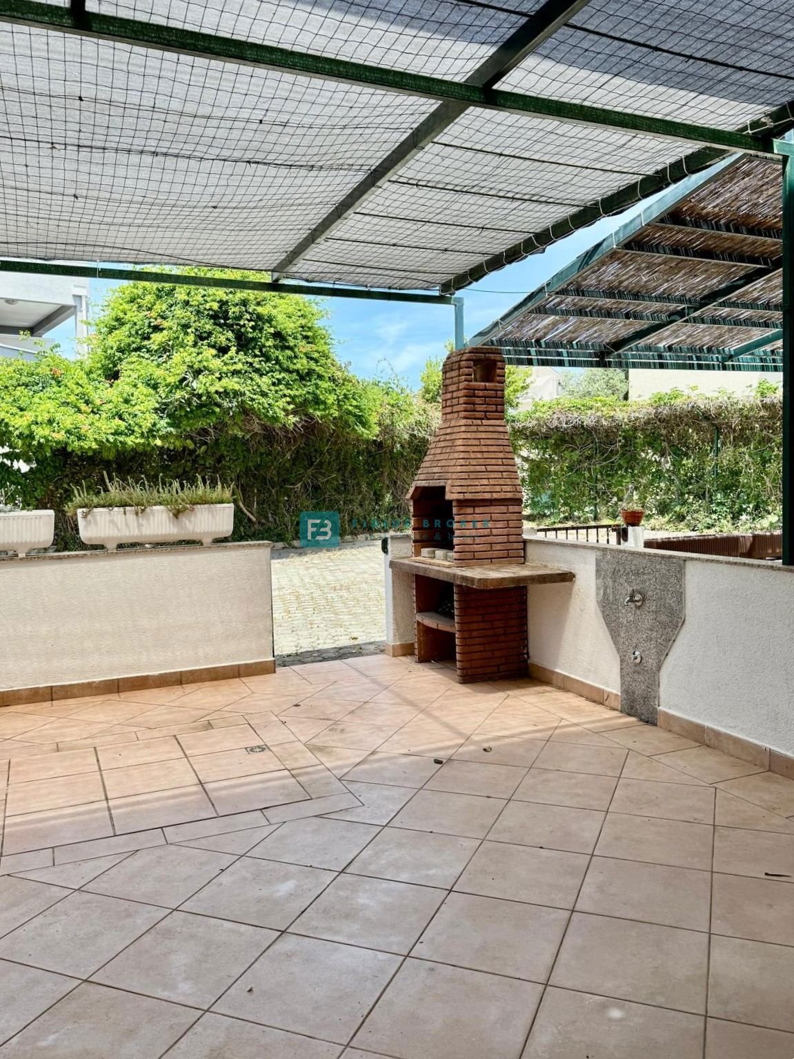 SRIMA, opremljena vrstna hiša, 450 m do plaže, dvorišče