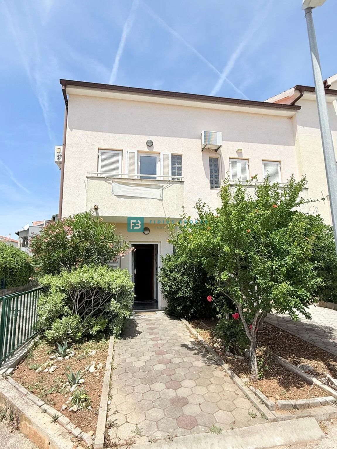 SRIMA, opremljena vrstna hiša, 450 m do plaže, dvorišče