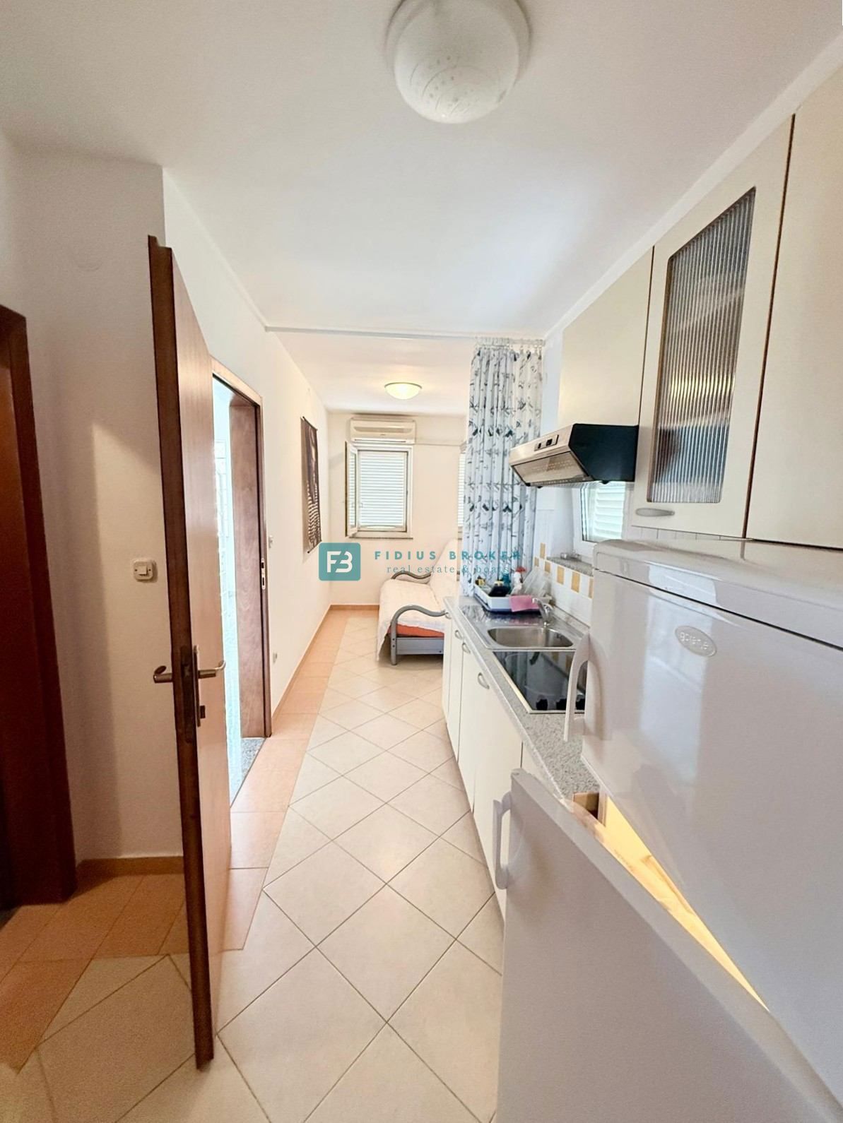 SRIMA, opremljena vrstna hiša, 450 m do plaže, dvorišče