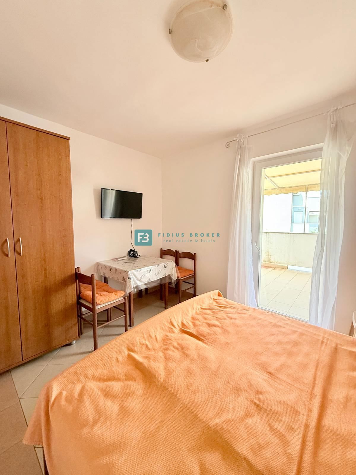 SRIMA, opremljena vrstna hiša, 450 m do plaže, dvorišče