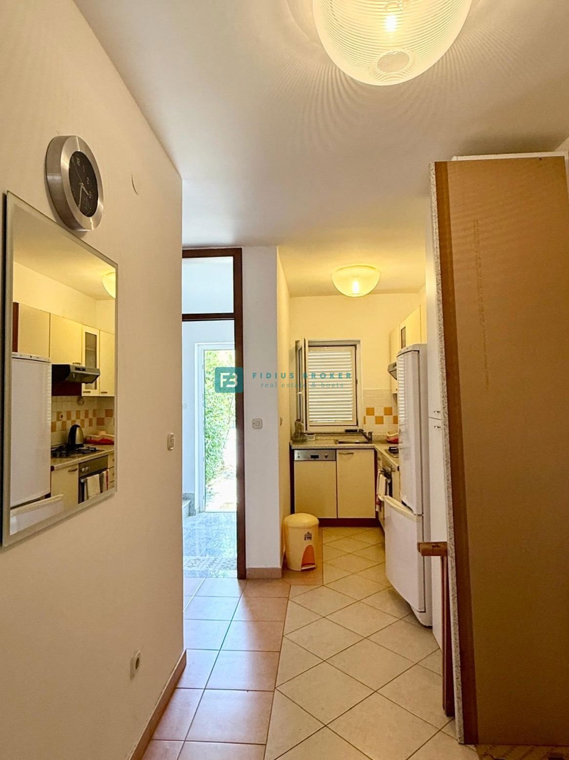 SRIMA, opremljena vrstna hiša, 450 m do plaže, dvorišče