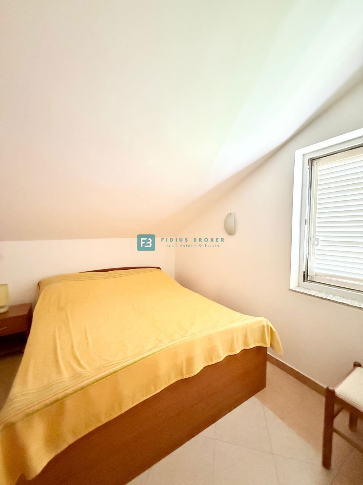 SRIMA, opremljena vrstna hiša, 450 m do plaže, dvorišče