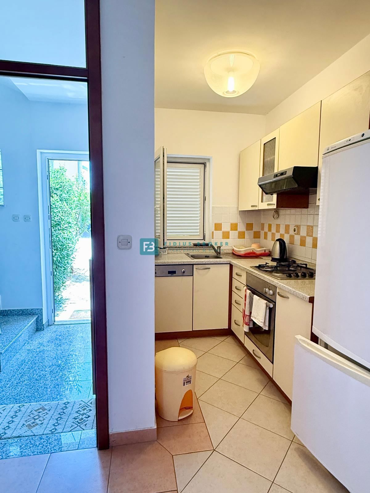 SRIMA, opremljena vrstna hiša, 450 m do plaže, dvorišče