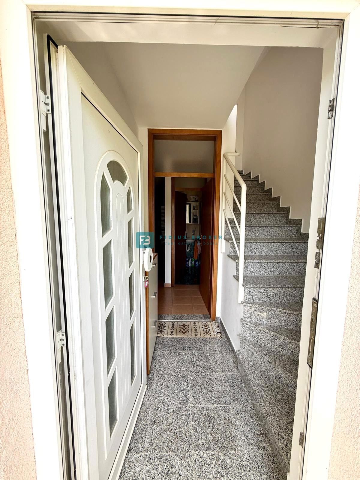 SRIMA, opremljena vrstna hiša, 450 m do plaže, dvorišče