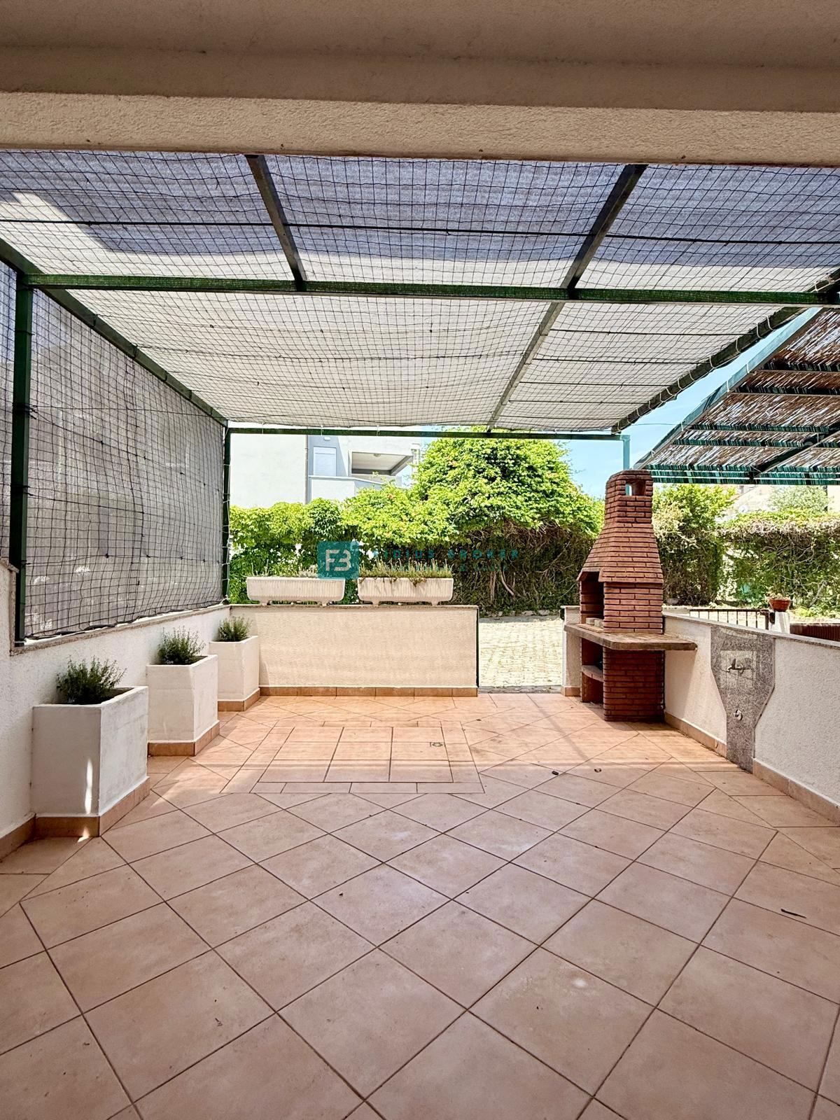 SRIMA, opremljena vrstna hiša, 450 m do plaže, dvorišče