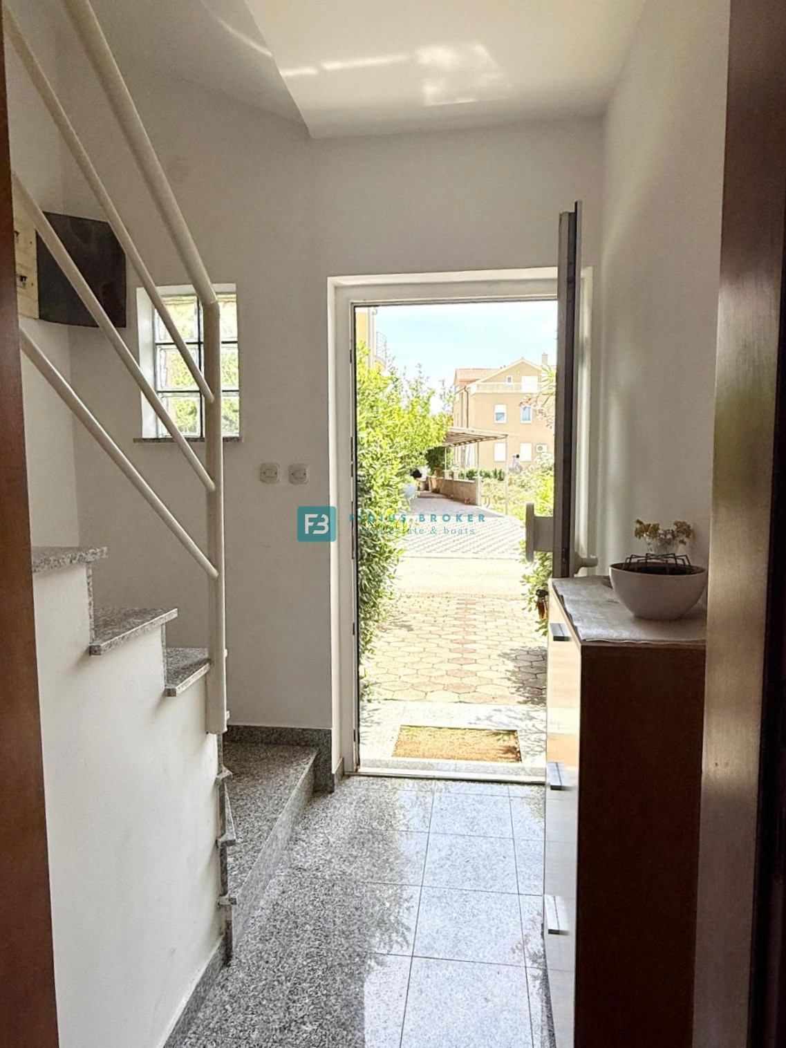 SRIMA, opremljena vrstna hiša, 450 m do plaže, dvorišče