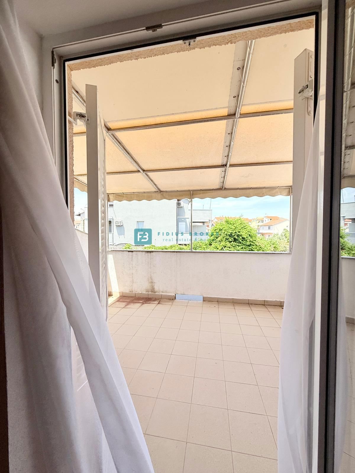 SRIMA, opremljena vrstna hiša, 450 m do plaže, dvorišče