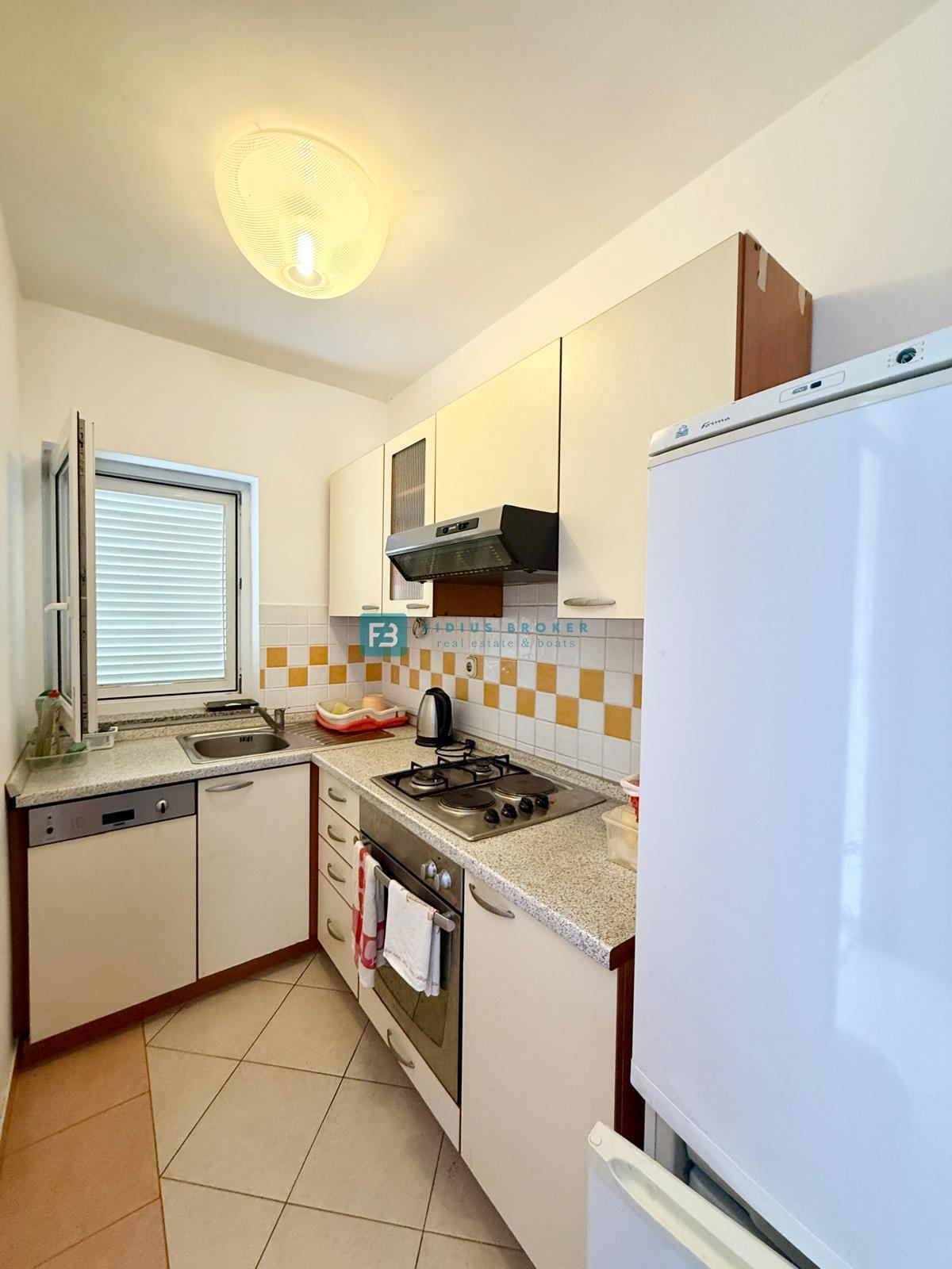 SRIMA, opremljena vrstna hiša, 450 m do plaže, dvorišče