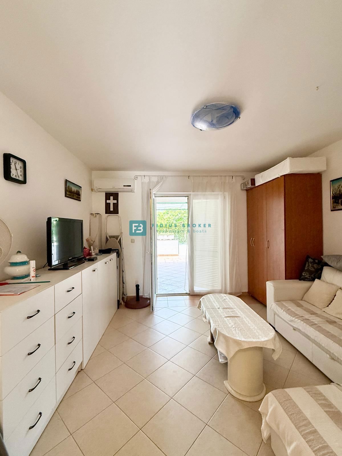 SRIMA, opremljena vrstna hiša, 450 m do plaže, dvorišče