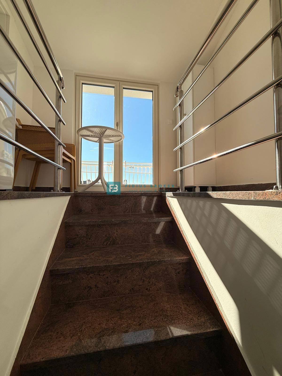 VODICE, nova, luksuzno opremljena hiša, strogi center, 150 m do obale, 4 ločena apartmaja