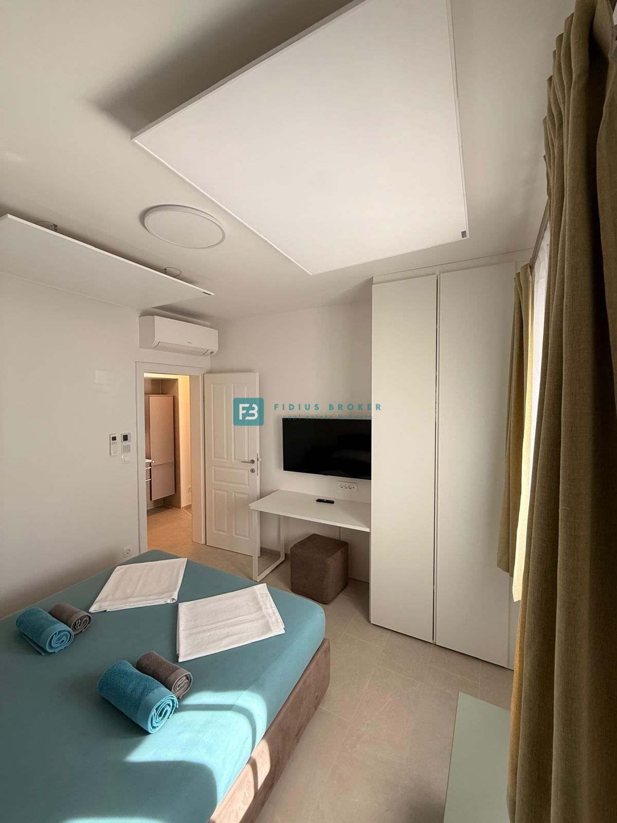 VODICE, nova, luksuzno opremljena hiša, strogi center, 150 m do obale, 4 ločena apartmaja