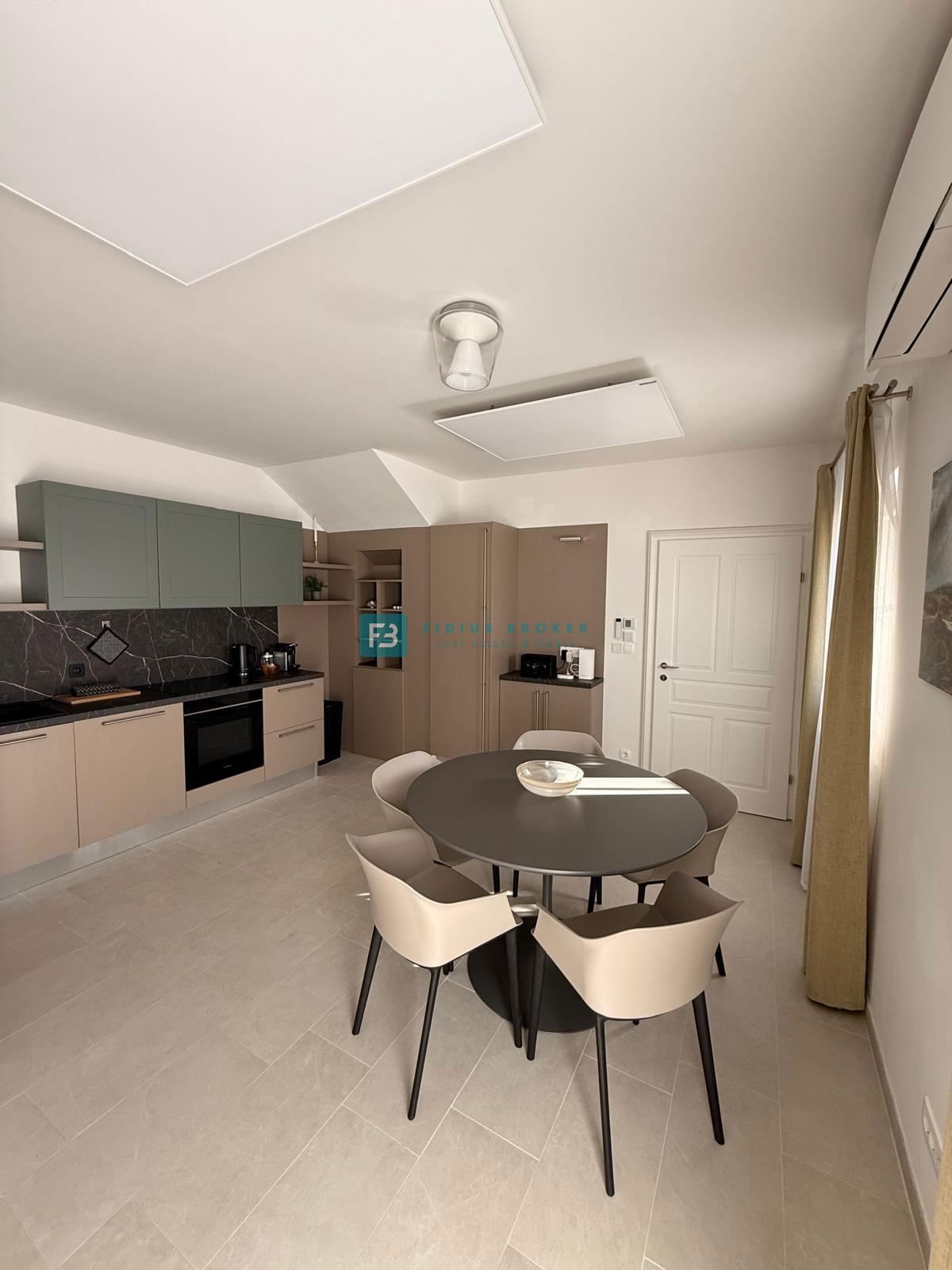 VODICE, nova, luksuzno opremljena hiša, strogi center, 150 m do obale, 4 ločena apartmaja